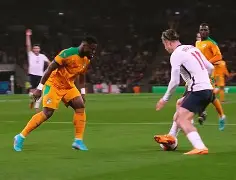 开云-包含四面八方的观众为足球比赛现场应声鼓掌的词条