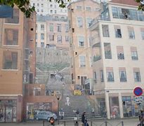 里昂客场取胜，稳固积分榜前列位置(里昂足球战绩)