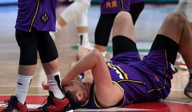 开云-关于主力球员受伤赛季报销，球队前景堪忧的信息